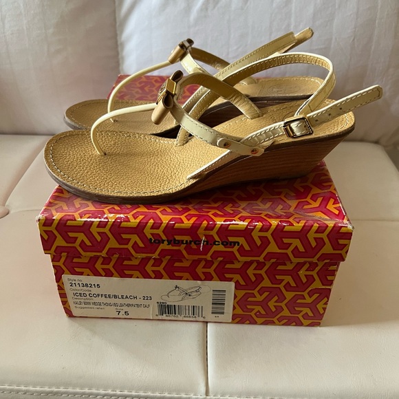 Tory Burch Kailey 50MM Wedge Thong/Vegan Leather Size 7.5 - Picture 2 of 5